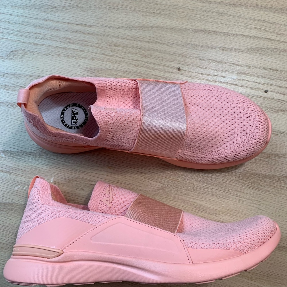 APL LIKE NEW SNEAKERS